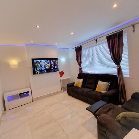Delightful & Spacious Guest House In Farnworth Near Bolton Hospital Exterior foto