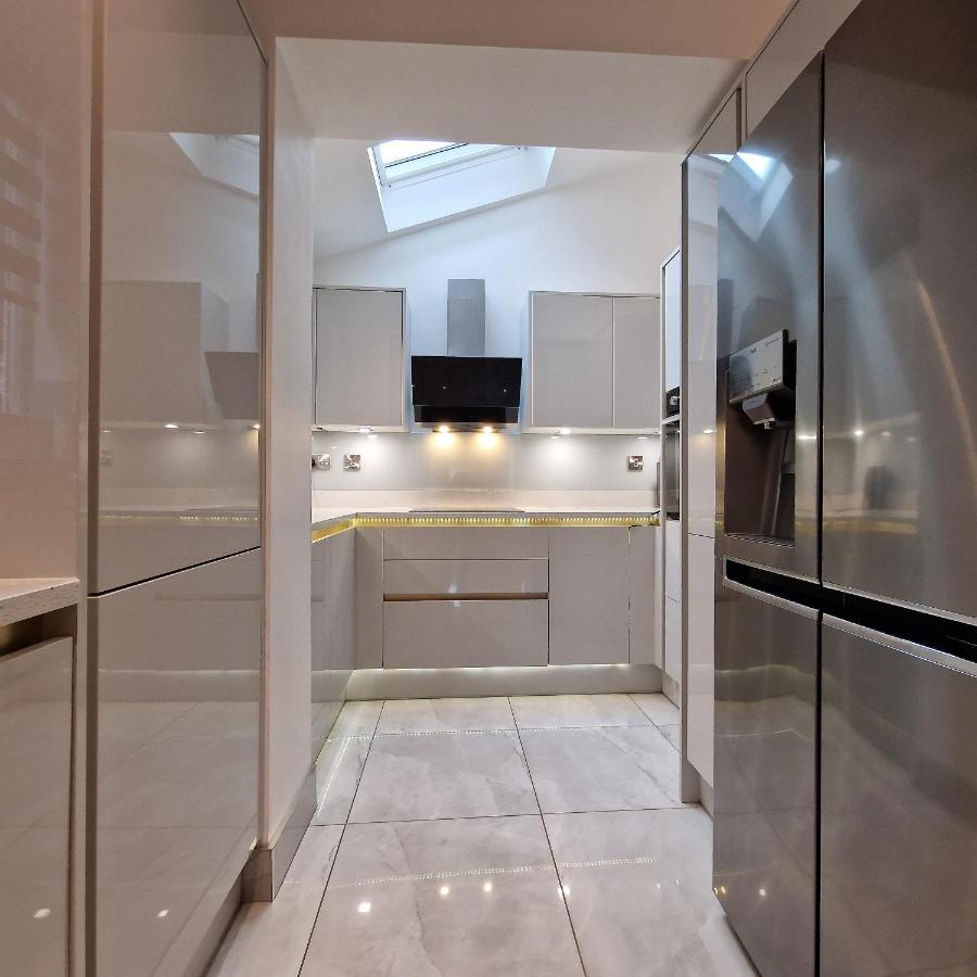 Delightful & Spacious Guest House In Farnworth Near Bolton Hospital Exterior foto